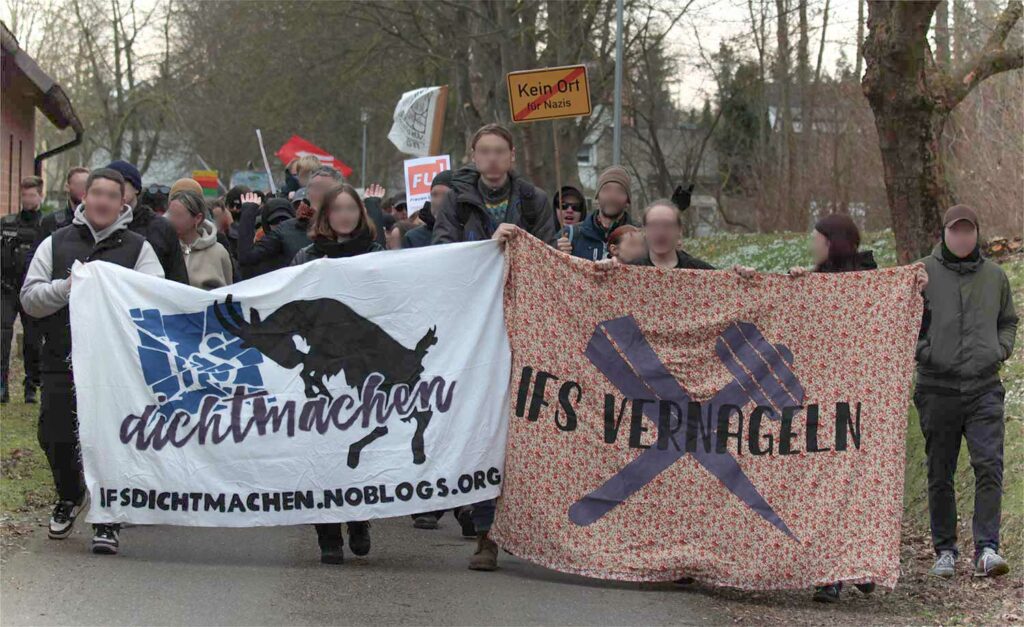 Demonstrierende gegen das Institut für Staatspolitik in Schnellroda