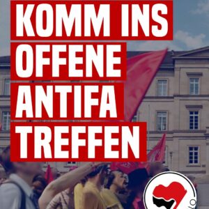 Plakat mit rotem Hintergrund und weißer Großschrift 'Komm ins offene Antifa Treffen', darunter Datum und Ort in weißer Schrift, im Hintergrund Menschen mit roten Fahnen vor einem historischen Gebäude, unten rechts Logo mit zwei sich überlappenden Flaggen in einem Kreis.