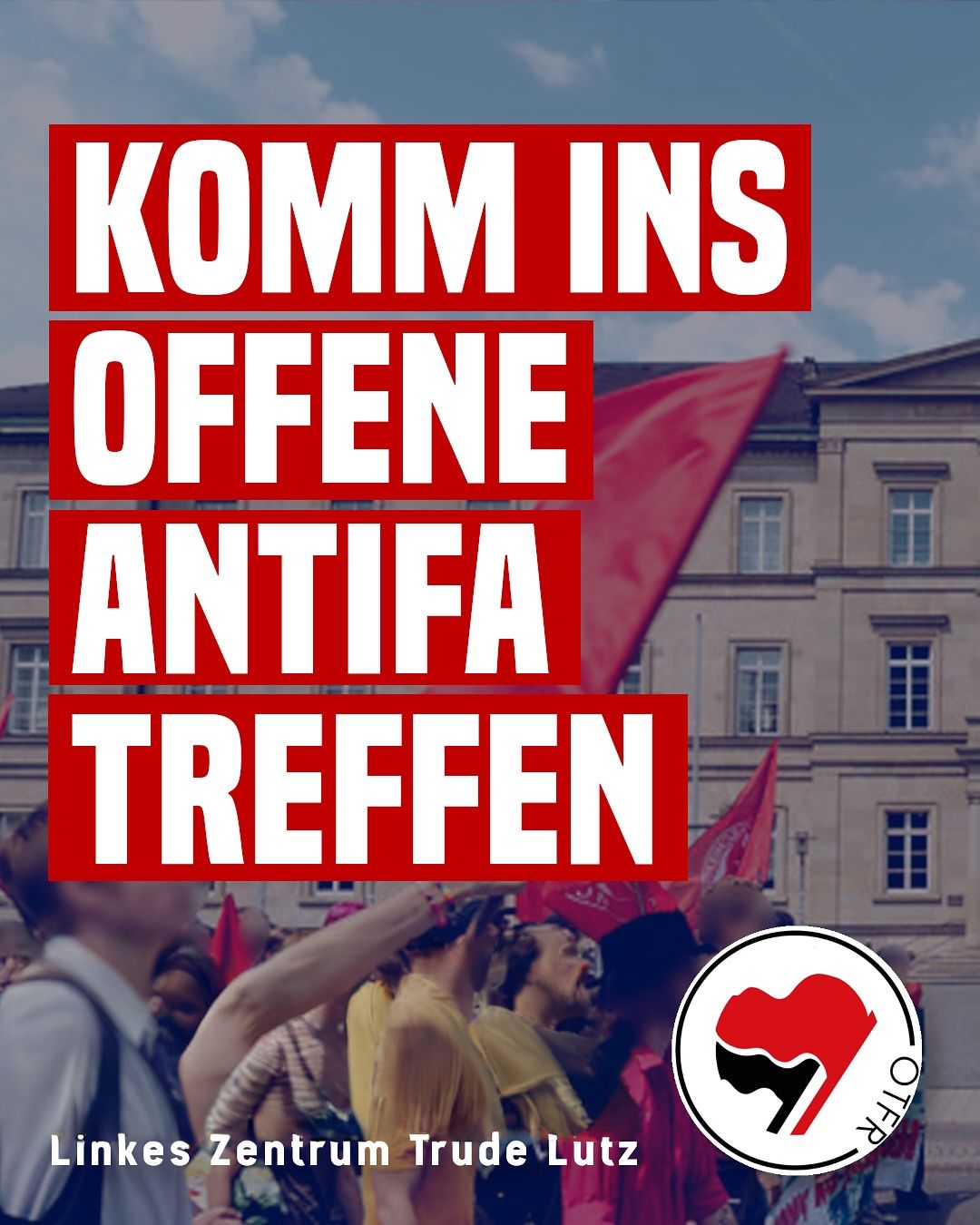 Plakat mit rotem Hintergrund und weißer Großschrift 'Komm ins offene Antifa Treffen', darunter Datum und Ort in weißer Schrift, im Hintergrund Menschen mit roten Fahnen vor einem historischen Gebäude, unten rechts Logo mit zwei sich überlappenden Flaggen in einem Kreis.