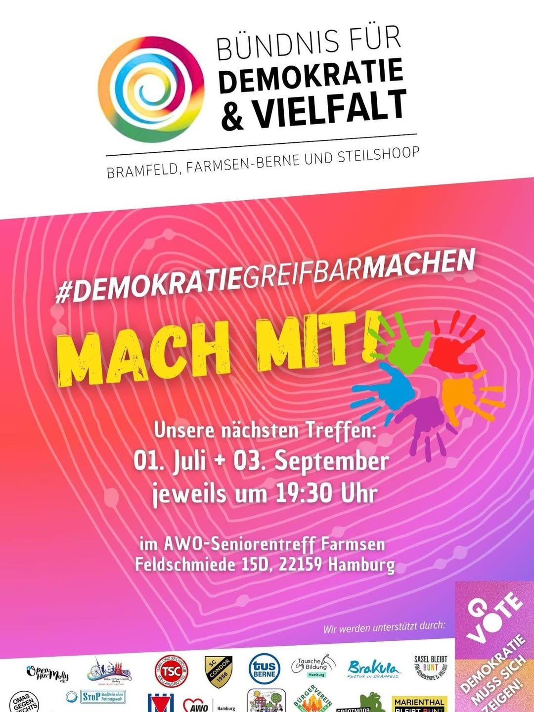 Plakat mit buntem Spiral-Logo oben links, Schriftzug 'Bündnis für Demokratie & Vielfalt' in Schwarz und Grau, darunter Ortsnamen. Hintergrund in Pink- und Violettverlauf mit weißen Linien. Großer gelber Text 'Mach mit!' und darüber '#Demokratiegreifbarmachen' in Weiß und Gelb. Bunte Handabdrücke in Kreisform rechts neben Text. Logos verschiedener Unterstützer unten.