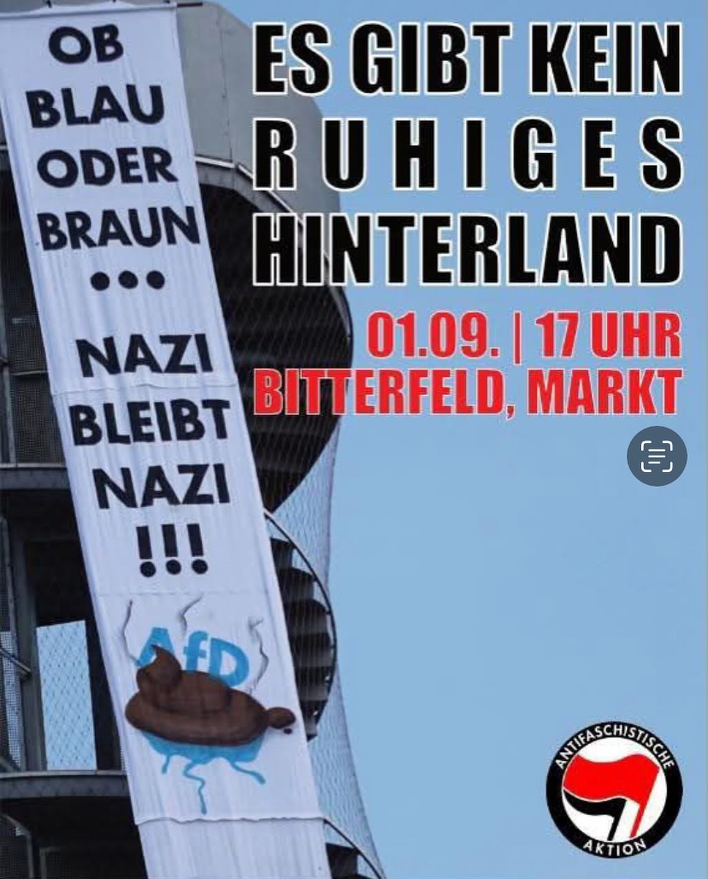 Plakat mit dem Slogan 'Es gibt kein ruhiges Hinterland' in großen schwarzen Buchstaben, daneben ein vertikales Transparent mit der Aufschrift 'Ob blau oder braun... Nazi bleibt Nazi!!!' und einer gezeichneten Schildkröte mit braunem Panzer. Unten rechts das Logo der Antifaschistischen Aktion.