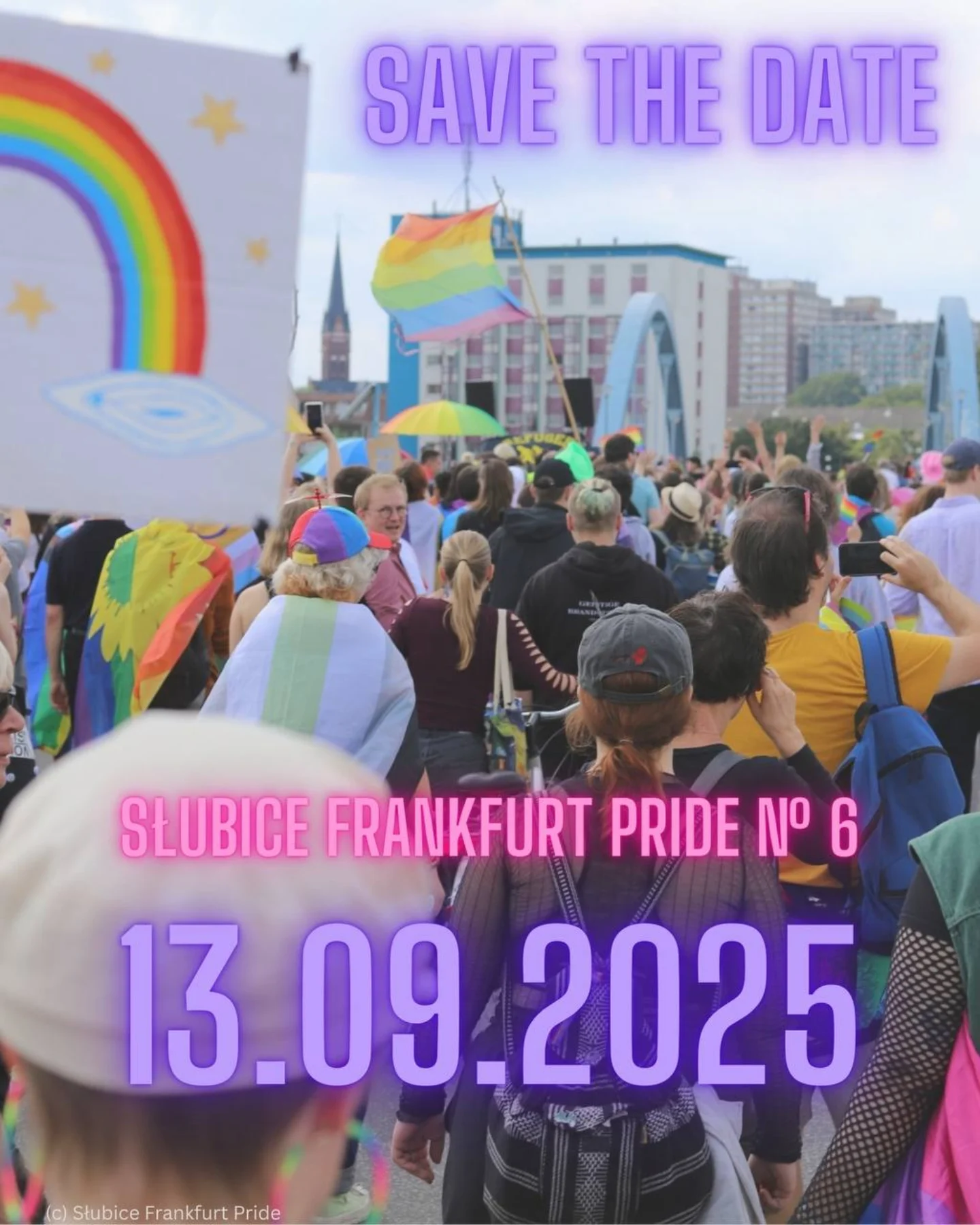 Menschenmenge bei Słubice Frankfurt Pride mit Regenbogenfahnen und Schildern, Plakat mit Slogan 'SAVE THE DATE' und Schriftzug 'SŁUBICE FRANKFURT PRIDE N° 6'