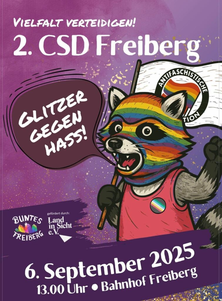 Plakat für den 2. CSD Freiberg am 6. September 2025 um 13 Uhr am Bahnhof Freiberg mit dem Motto 'Vielfalt verteidigen!' und 'Glitzer gegen Hass!' Ein Waschbär mit Regenbogen-Maske hält eine Fahne mit dem Schriftzug 'Antifaschistische Aktion'.