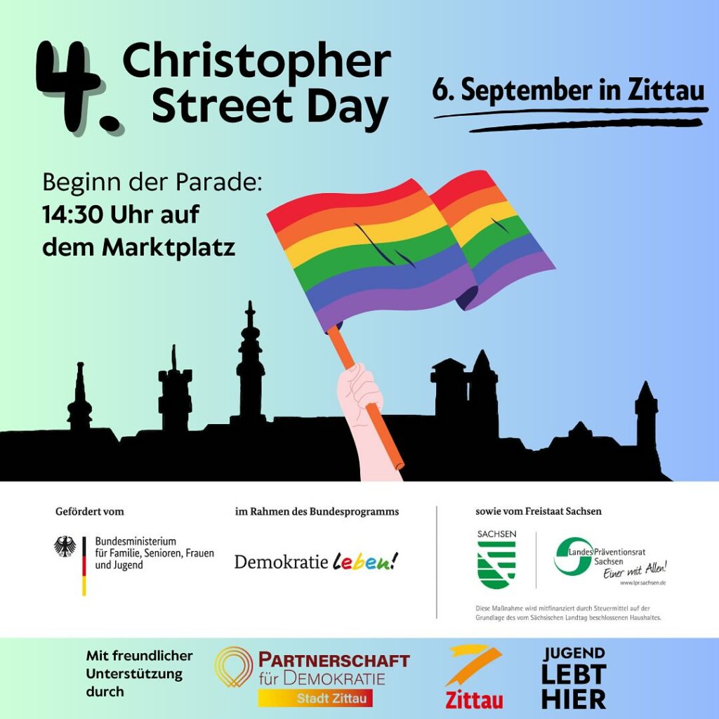 Plakat zum 4. Christopher Street Day mit Slogan 'Demokratie leben!' und Hinweis auf Beginn der Parade um 14:30 Uhr auf dem Marktplatz. Hand hält Regenbogenflagge vor Silhouette von Zittau. Logos von Bundesministerium, Partnerschaft für Demokratie Stadt Zittau, Jugend lebt hier und Freistaat Sachsen.