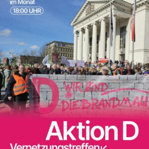 Demonstration vor einem historischen Gebäude mit Säulen, Banner mit Schrift 'Wir sind die Brandmauer', Veranstaltungshinweis 'Aktion D Vernetzungstreffen Demokratiekreis, immer am 1. Montag im Monat, 18:00 Uhr'