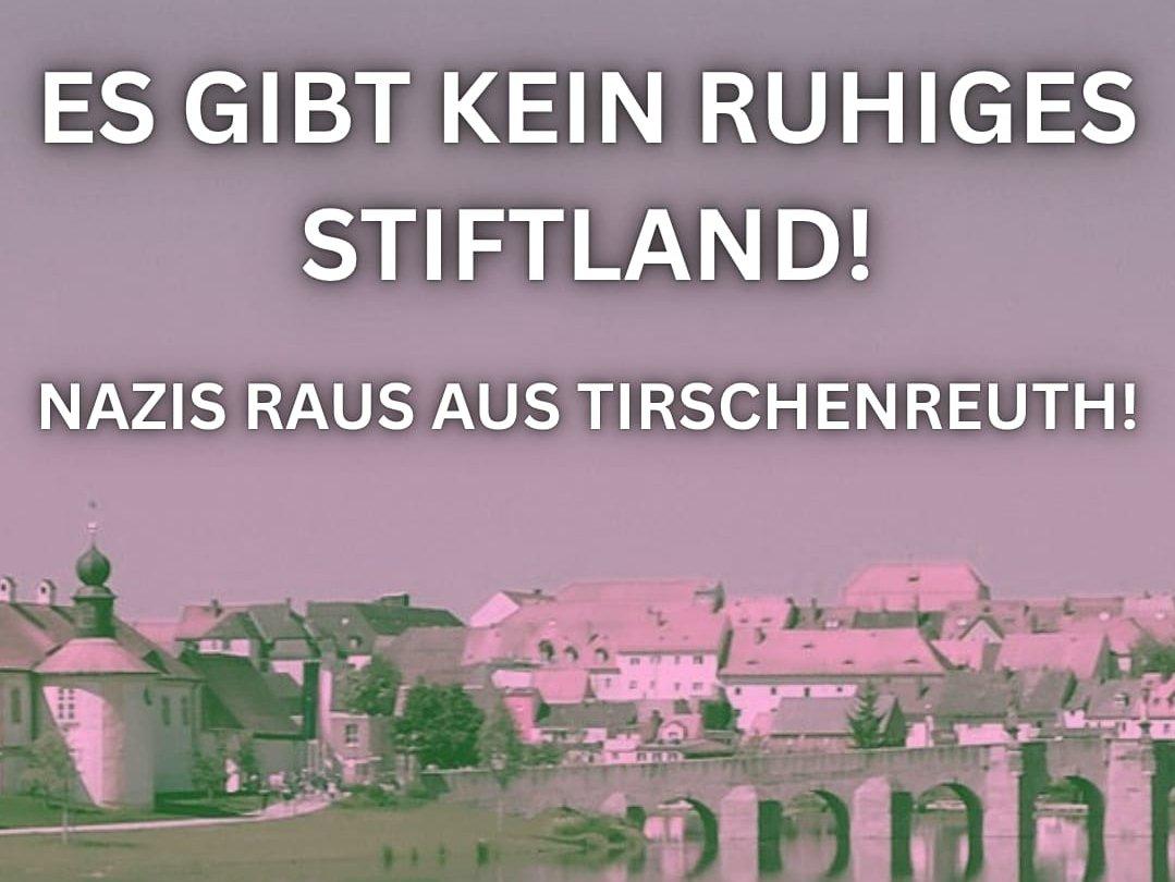 Plakat mit der Botschaft 'Es gibt kein ruhiges Stiftland! Nazis raus aus Tirschenreuth!' über einer Stadtansicht von Tirschenreuth mit Brücke und Gebäuden