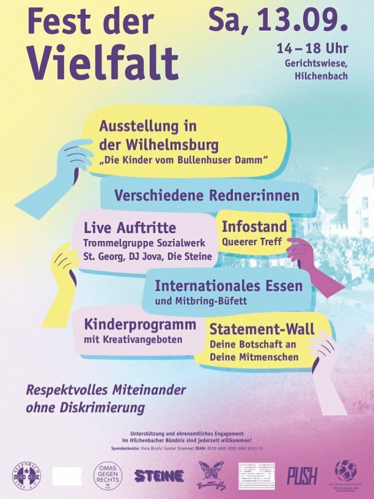Plakat mit pastellfarbenen Sprechblasen, die Programmpunkte des Fest der Vielfalt ankündigen, gehalten von stilisierten Händen in Blau, Gelb, Lila und Rosa.