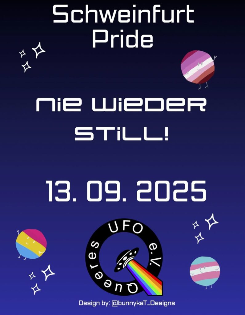 Plakat für Schweinfurt Pride mit dem Slogan 'nie wieder still!' in futuristischer Schrift auf blauem Hintergrund. Vier bunte Planeten mit Gesichtern und Sternen umgeben das Logo von UFO Queeres e.V., das ein UFO mit einem Regenbogenstrahl zeigt.