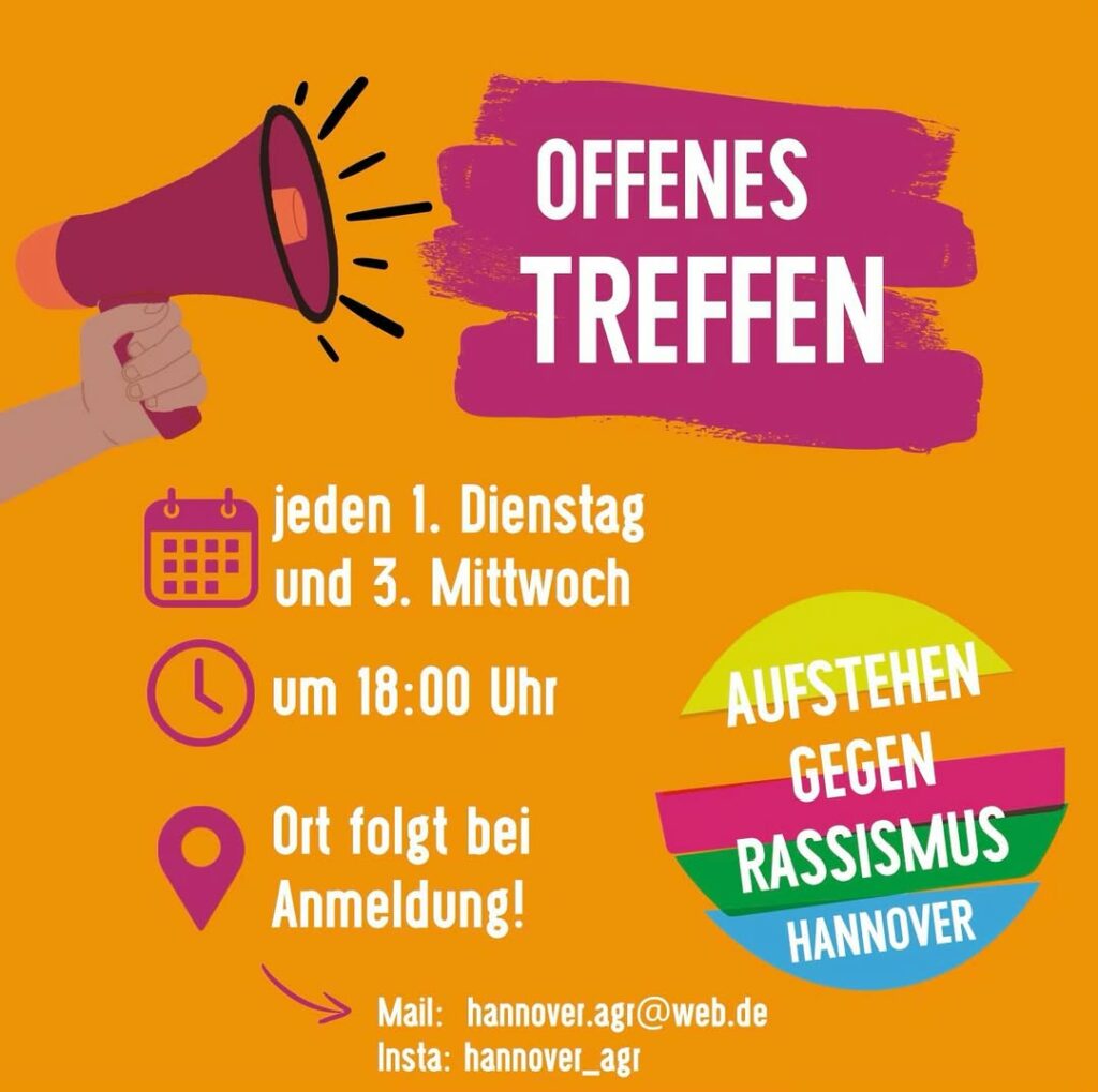 Plakat mit orangefarbenem Hintergrund, zeigt eine Hand mit Megafon links, Text 'Offenes Treffen' in weiß auf pinkem Pinselstrich, darunter Termine und Kontaktinfos, rechts unten bunter Halbkreis mit 'Aufstehen gegen Rassismus Hannover'