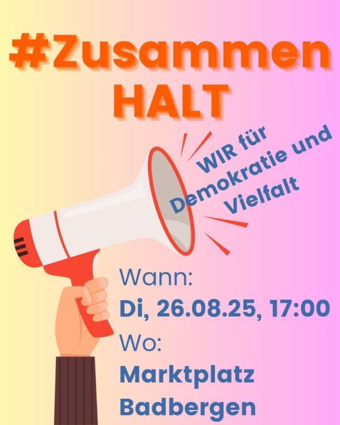 Plakat mit orangem Hashtag '#ZusammenHALT' oben, darunter eine Hand hält ein Megafon, aus dem der blaue Text 'WIR für Demokratie und Vielfalt' kommt, auf hellem Farbverlaufshintergrund.