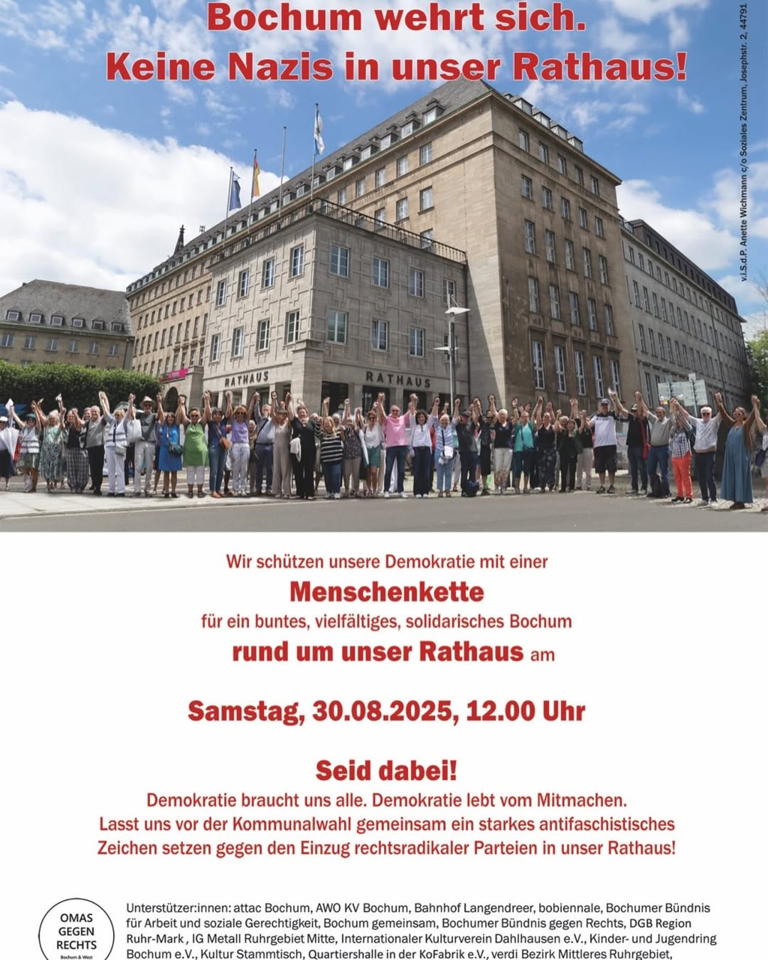 Plakat mit Foto einer Menschenkette vor dem Bochumer Rathaus, darüber roter Text 'Bochum wehrt sich. Keine Nazis in unser Rathaus!'. Darunter Text in Rot und Schwarz ruft zur Teilnahme an einer Menschenkette für Demokratie und gegen Rechtsextremismus auf.