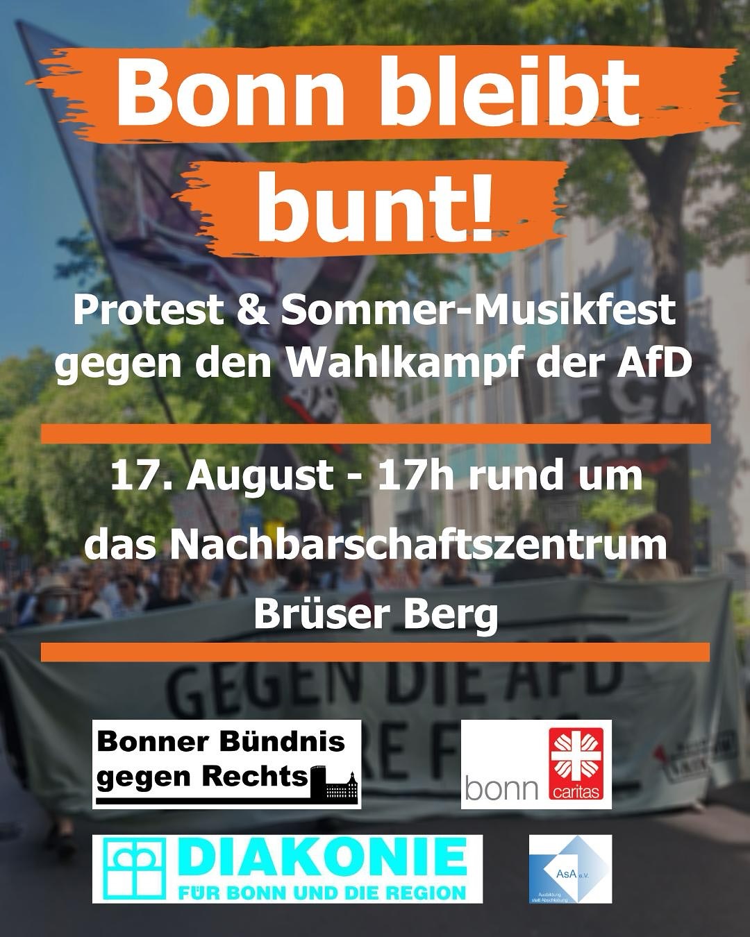Plakat mit orangefarbenen Pinselstrichen und weißer Schrift 'Bonn bleibt bunt!' über Protest- und Sommer-Musikfest gegen AfD-Wahlkampf, Logos von Bonner Bündnis gegen Rechts, Caritas Bonn, Diakonie und Asa am unteren Rand