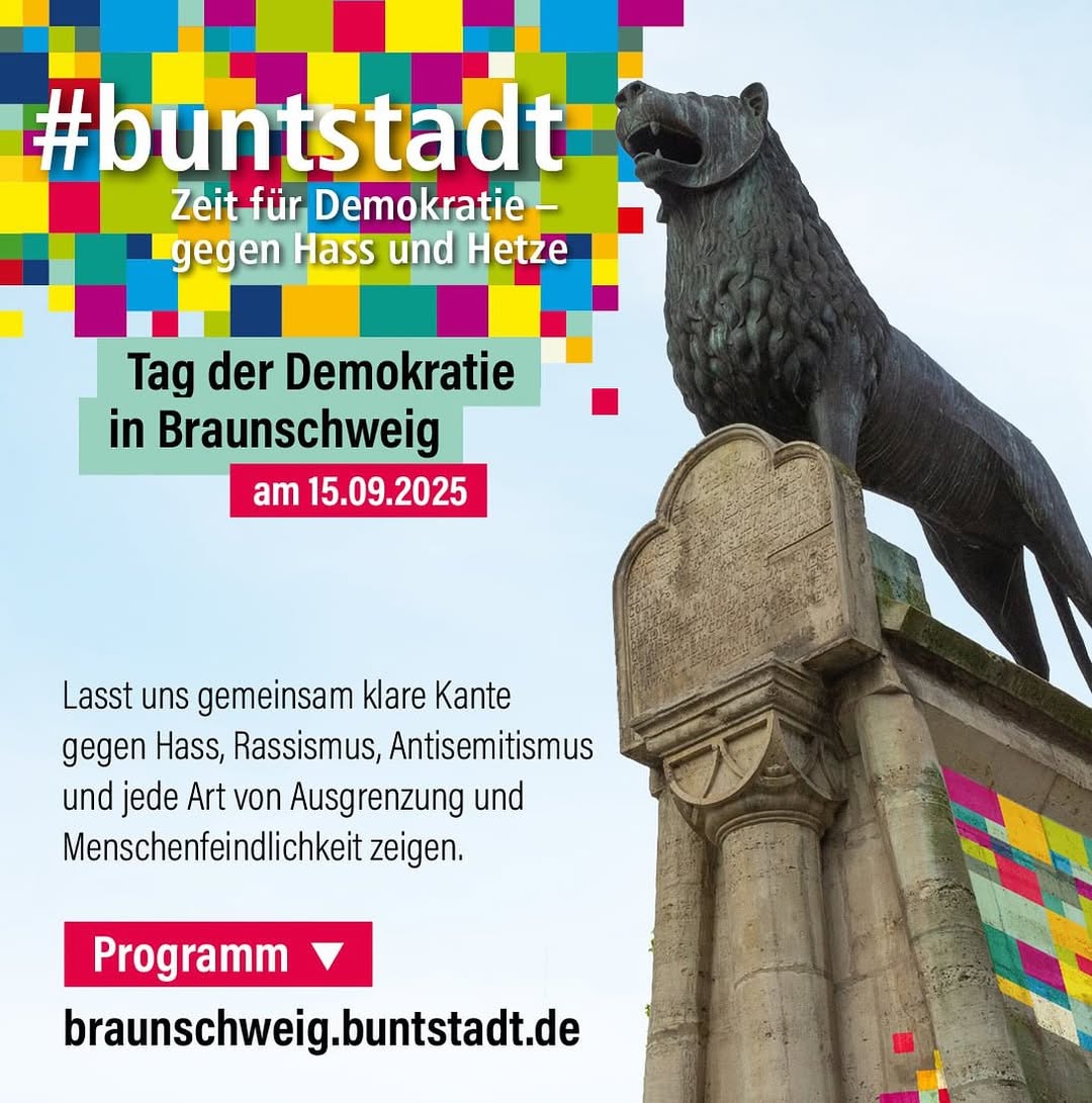 Plakat mit buntem Pixelmuster oben links, Schrift '#buntstadt' in Weiß, darunter Text zu Demokratie gegen Hass. Rechts steht die Braunschweiger Löwenstatue aus Stein vor hellem Hintergrund.