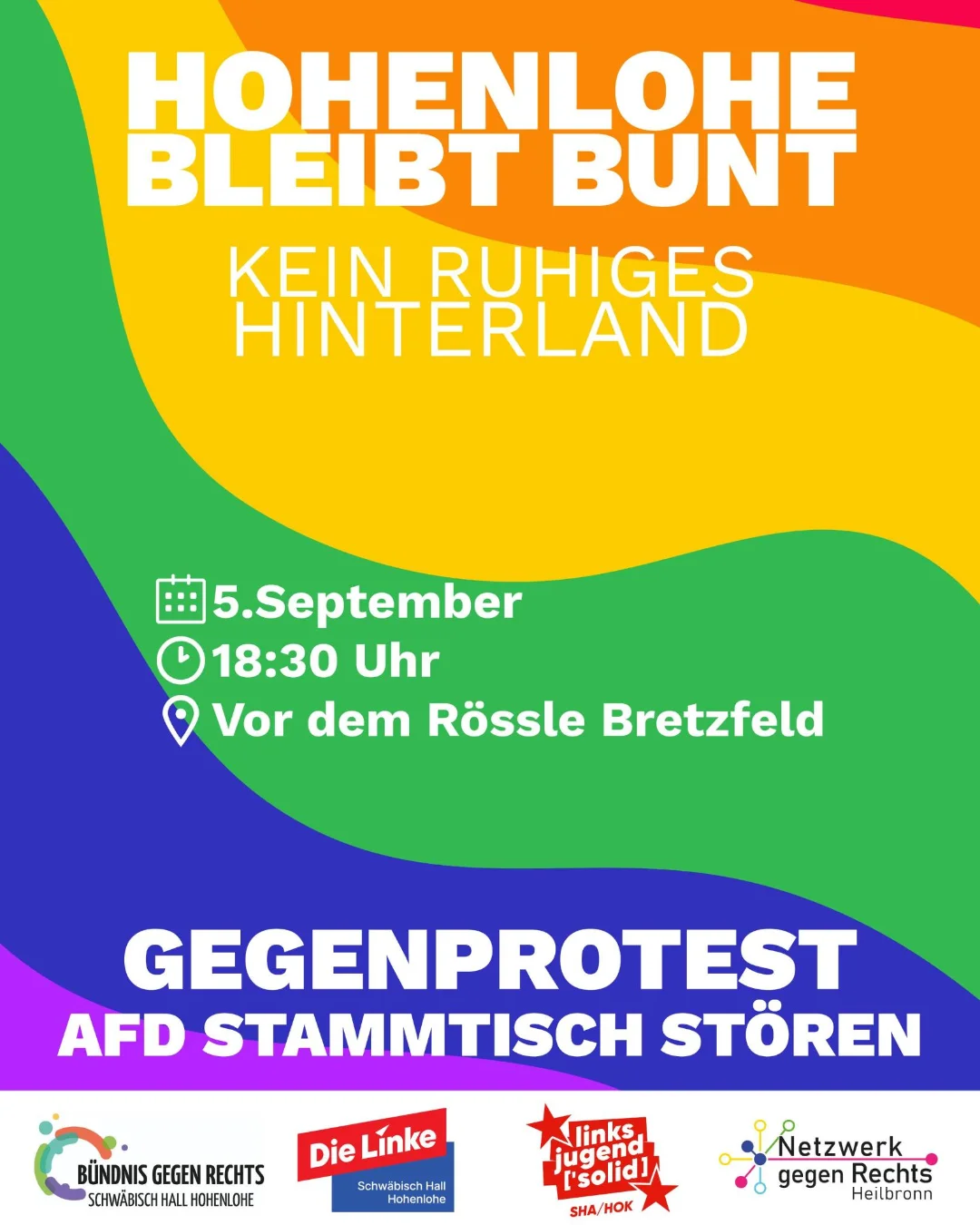 Plakat mit buntem Regenbogenhintergrund. Oben in großen, weißen Buchstaben steht 'HOHENLOHE BLEIBT BUNT'. Darunter in schwarzer Schrift 'KEIN RUHIGES HINTERLAND'. Unten in roter Schrift 'GEGENPROTEST AFD STAMMTISCH STÖREN'. Logos von 'Bündnis gegen Rechts', 'Die Linke' und 'Netzwerk gegen Rechts Heilbronn' sind sichtbar.