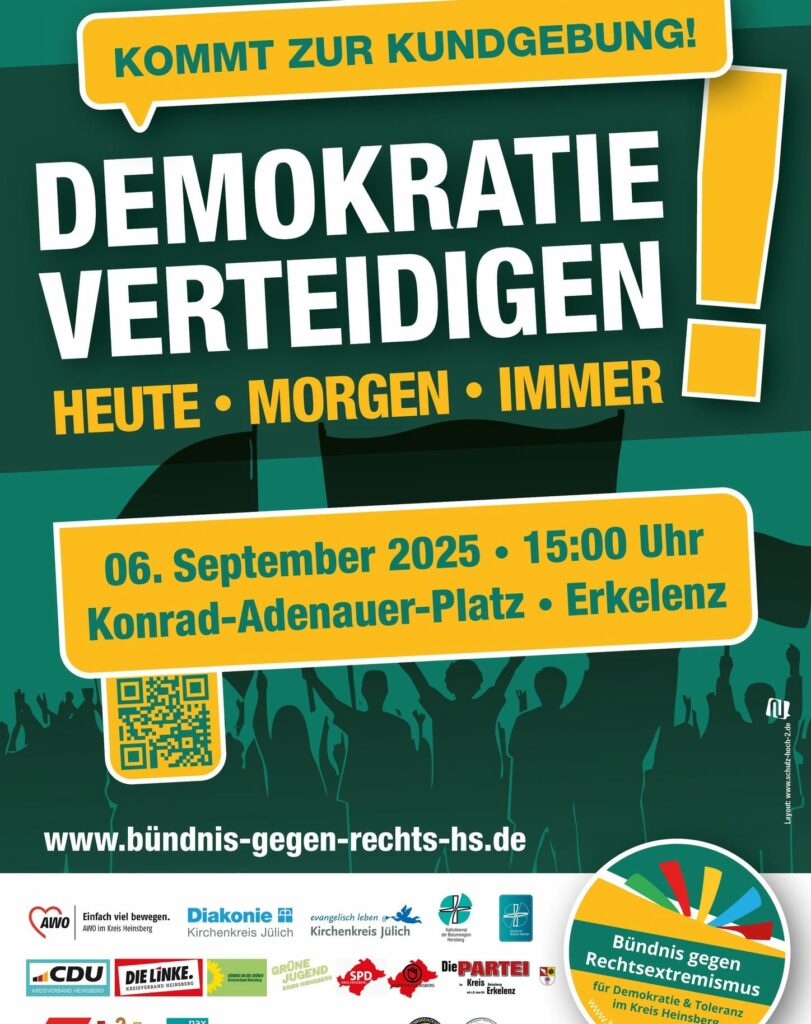Plakat n Grün und Gelb, großer Schriftzug 'Demokratie verteidigen!' und Aufruf 'Kommt zur Kundgebung!'. Silhouetten von Menschen mit erhobenen Armen im Hintergrund. Verschiedene Logos von Organisationen und Parteien am unteren Rand.
