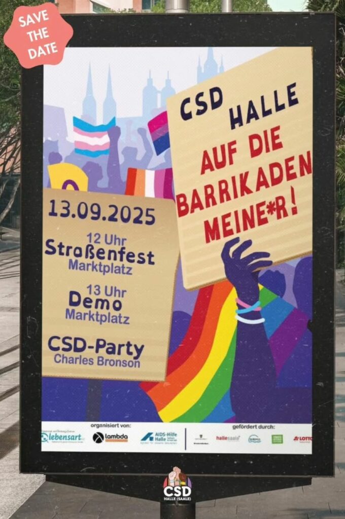 Plakat für CSD Halle mit einer Illustration einer erhobenen Hand, die ein Schild mit der Aufschrift 'CSD HALLE AUF DIE BARRIKADEN MEINE*R!' hält. Links daneben stehen Programmpunkte wie Straßenfest, Demo und CSD-Party. Im Hintergrund stilisierte Stadtsilhouette mit verschiedenen queeren Flaggen als Gestaltungselement.