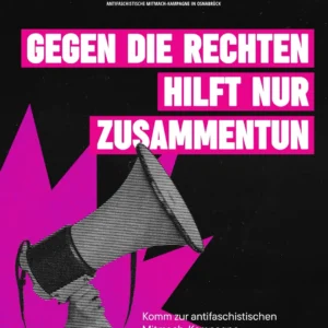 Plakat mit schwarzem Hintergrund und pinken Dreiecken, zeigt eine Hand mit Megafon und den Text 'Gegen die Rechten hilft nur ZusammenTun' in großen weißen Buchstaben auf pinkem Grund.