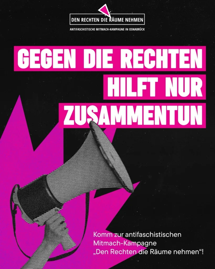 Plakat mit schwarzem Hintergrund und pinken Dreiecken, zeigt eine Hand mit Megafon und den Text 'Gegen die Rechten hilft nur ZusammenTun' in großen weißen Buchstaben auf pinkem Grund.