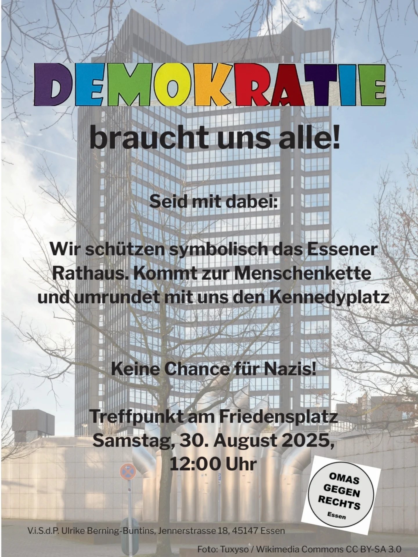 Plakat mit der Überschrift 'DEMOKRATIE' in regenbogenfarben, darunter der Text 'braucht uns alle!' und Aufruf zur symbolischen Menschenkette am Essener Rathaus gegen Nazis