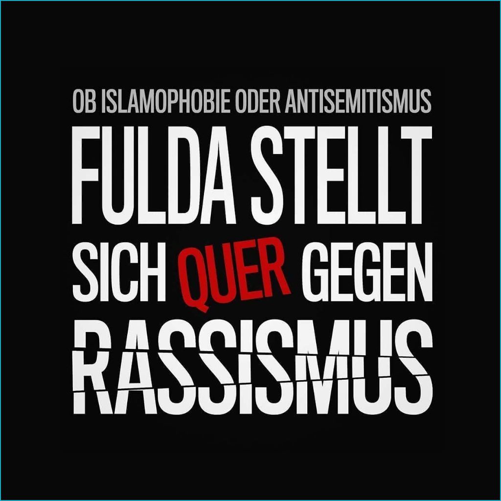 Schriftzug mit der Botschaft 'Ob Islamophobie oder Antisemitismus Fulda stellt sich quer gegen Rassismus', wobei 'quer' in roter Schrift hervorgehoben ist