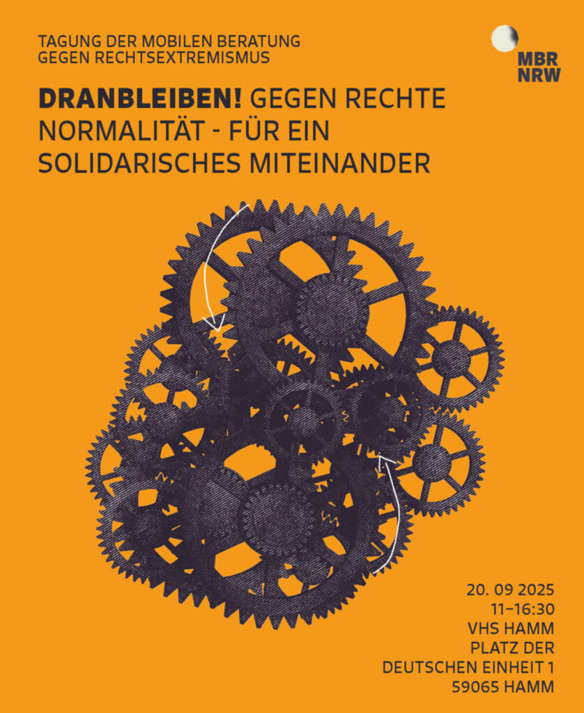 Plakat zeigt auf orangenem Hintergrund unterschiedlich große Zahnräder aus brüniertem Metall, die ineinander greifen. Dazu die Informationen zur Veranstaltung.