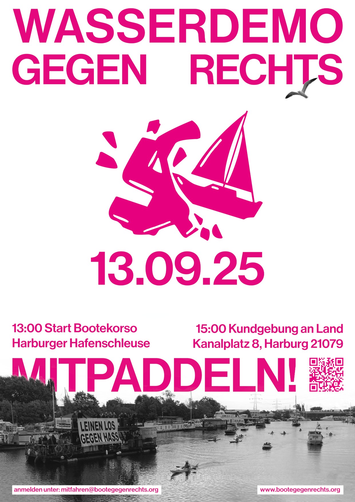 Plakat mit pinkfarbenem Design: Ein Segelboot zerschlägt ein Hakenkreuz, darüber der Text 'WASSERDEMO GEGEN RECHTS', darunter ein Schwarz-Weiß-Foto von Booten auf dem Wasser, eines mit Banner 'LEINEN LOS GEGEN HASS'.