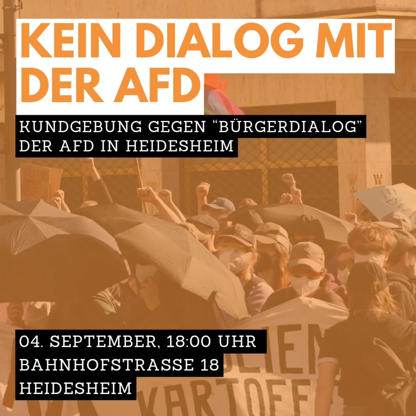 Plakat mit großem orangefarbenem Text 'Kein Dialog mit der AfD' und schwarzem Text 'Kundgebung gegen Bürgerdialog der AfD in Heidesheim' über einem Foto von Menschen bei einer Demonstration.