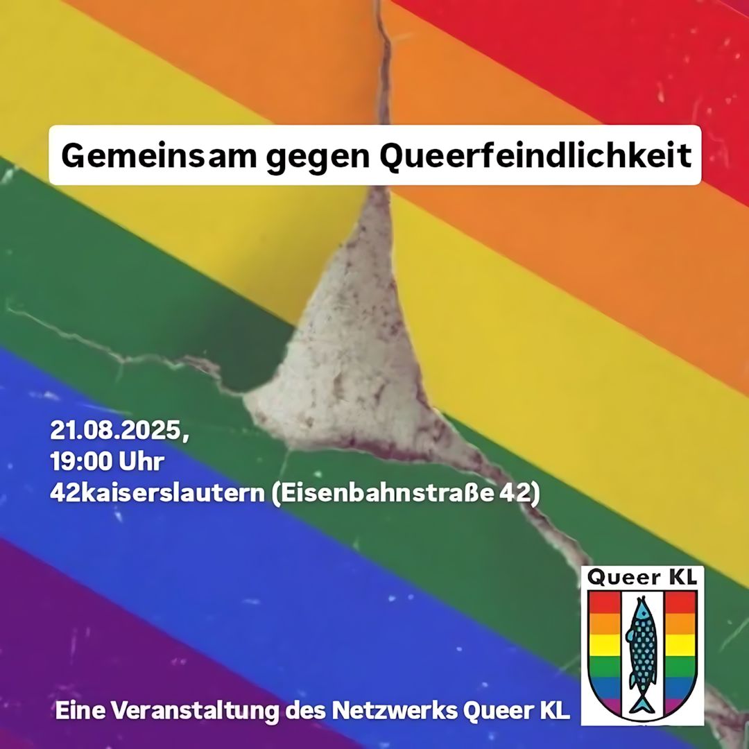 Plakat mit Regenbogenfarben, die diagonal verlaufen, und einer Rissstelle in der Mitte. Text 'Gemeinsam gegen Queerfeindlichkeit' in weißem Balken. Logo von Queer KL mit Regenbogenfarben und Fisch unten rechts.