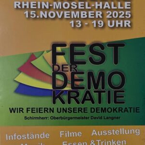 Plakat mit dem Titel 'Fest der Demokratie' in großen Buchstaben, darunter der Text 'Wir feiern unsere Demokratie' und 'Schirmherr: Oberbürgermeister David Langner'. Farbige Dreiecke in Rot, Gelb und Blau bilden ein stilisiertes Symbol. Auflistung von Aktivitäten: Infostände, Filme, Ausstellung, Musik, Essen & Trinken, Diskussion, Vernetzung.
