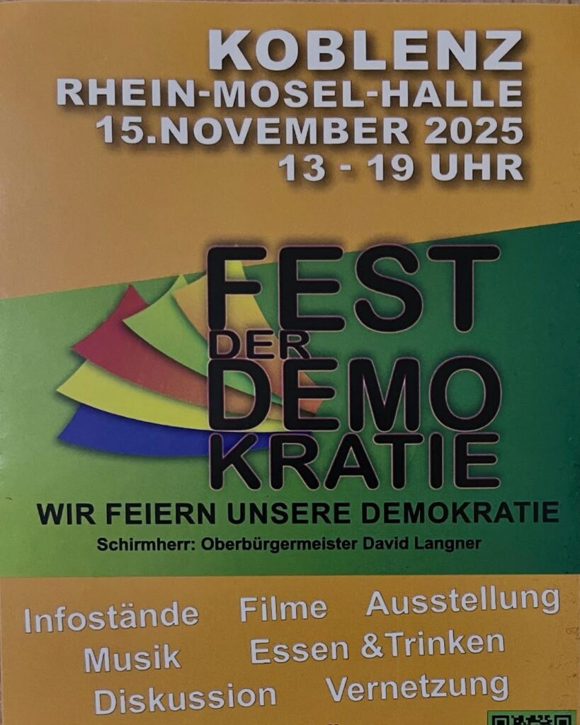 Plakat mit dem Titel 'Fest der Demokratie' in großen Buchstaben, darunter der Text 'Wir feiern unsere Demokratie' und 'Schirmherr: Oberbürgermeister David Langner'. Farbige Dreiecke in Rot, Gelb und Blau bilden ein stilisiertes Symbol. Auflistung von Aktivitäten: Infostände, Filme, Ausstellung, Musik, Essen & Trinken, Diskussion, Vernetzung.