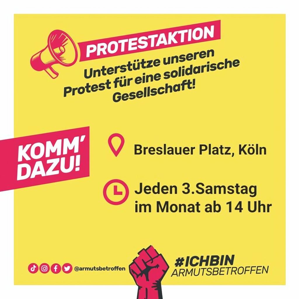 Gelbes Plakat mit rotem Megafon-Symbol oben links, rotem Banner mit weißem Text 'PROTESTAKTION' und schwarzem Text 'Unterstütze unseren Protest für eine solidarische Gesellschaft!'. Roter Banner links mit weißem Text 'KOMM' DAZU!'. Symbole für Ort und Zeit mit Text 'Breslauer Platz, Köln' und 'Jeden 3. Samstag im Monat ab 14 Uhr'. Unten rote Faust und Hashtag '#ICHBINARMUTSBETROFFEN'.
