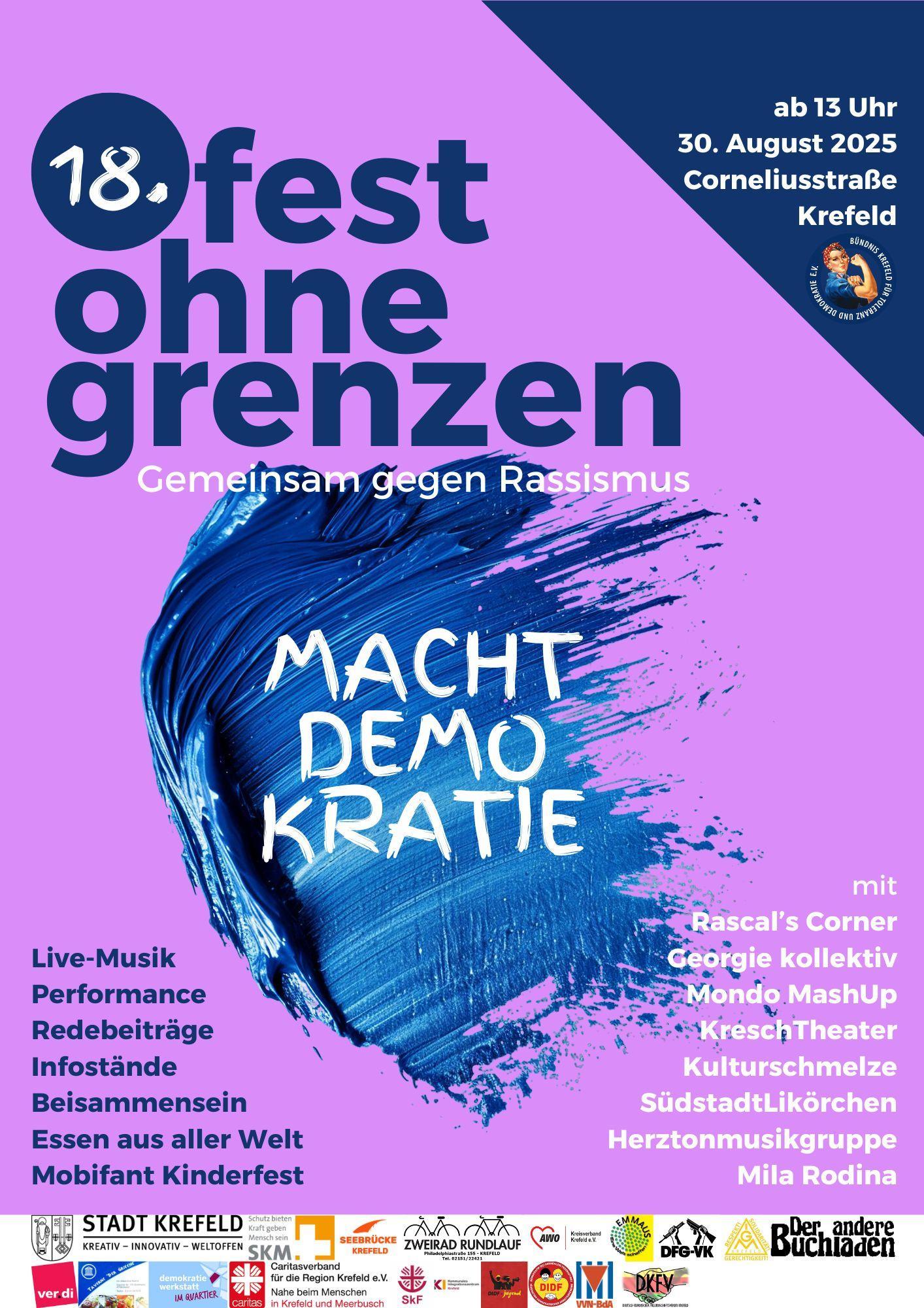 Plakat für das 18. Fest ohne Grenzen mit dem Slogan 'Macht Demokratie', blauer Pinselstrich auf rosa Hintergrund, Liste der Programmpunkte und teilnehmenden Gruppen