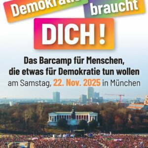 Plakat mit dem Text 'Demokratie braucht DICH!' in bunten Farbverläufen, darunter Beschreibung des Barcamps für Demokratie, über einer Luftaufnahme einer großen Menschenmenge vor dem Münchner Friedensengel.