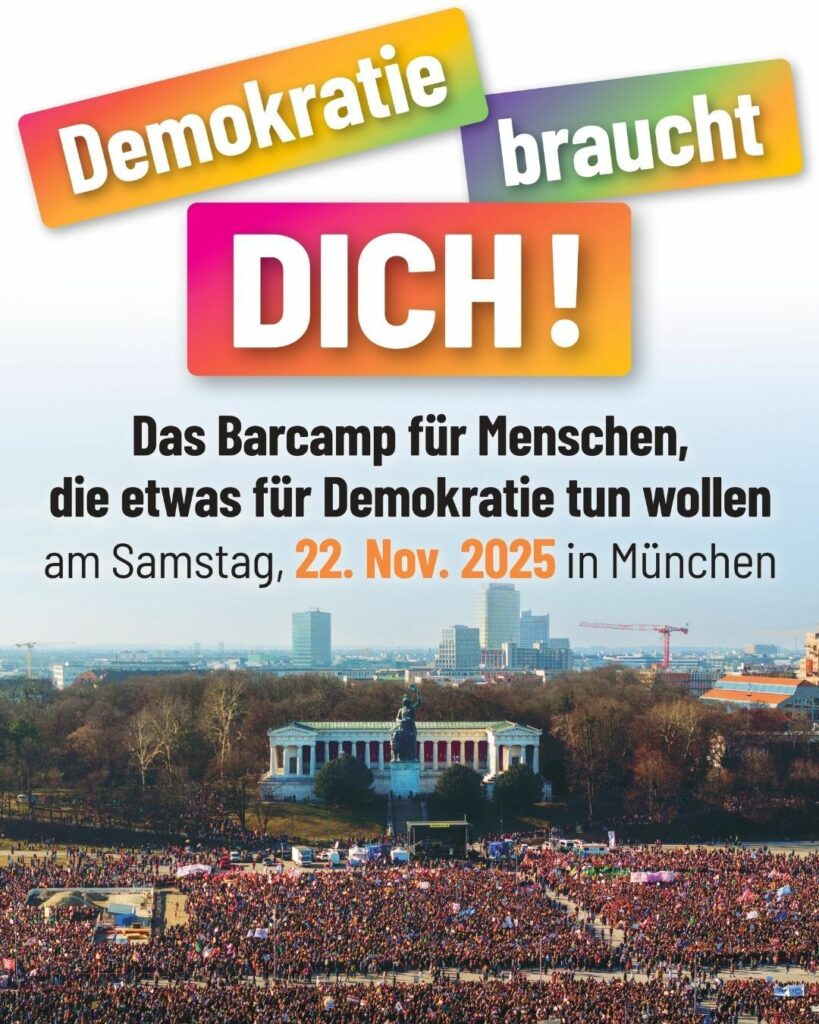 Plakat mit dem Text 'Demokratie braucht DICH!' in bunten Farbverläufen, darunter Beschreibung des Barcamps für Demokratie, über einer Luftaufnahme einer großen Menschenmenge vor dem Münchner Friedensengel.