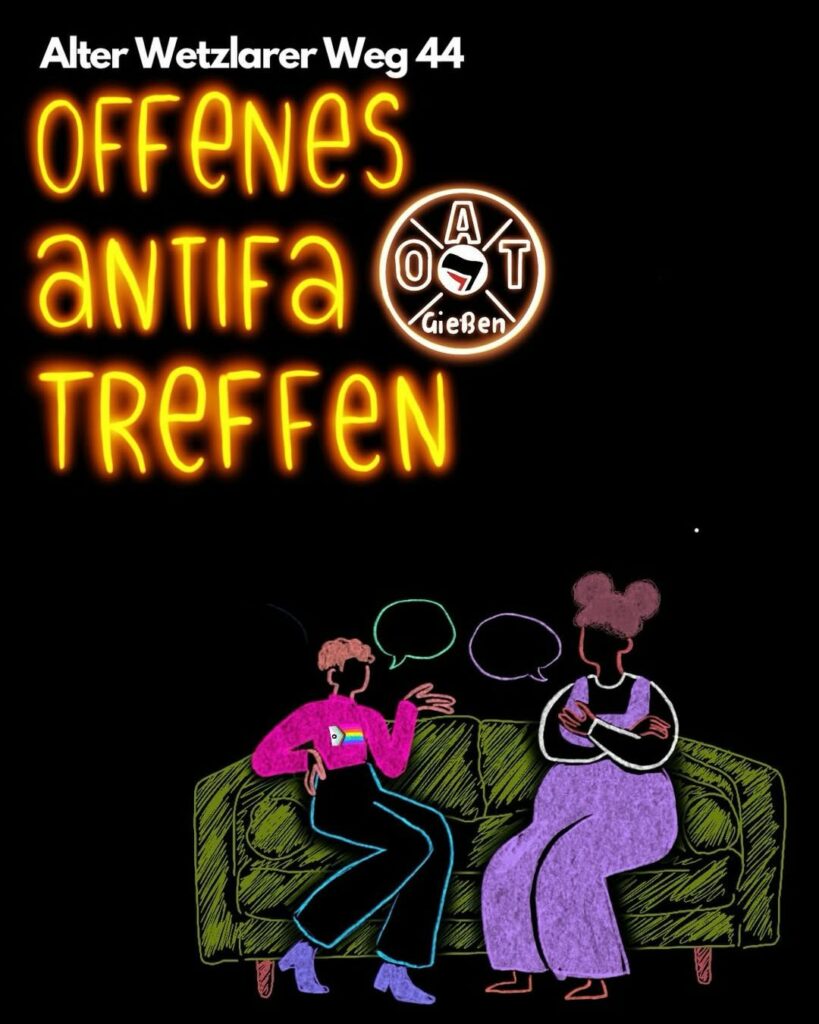 Plakat mit neonartiger Schrift 'Offenes Antifa Treffen' und Adresse 'Alter Wetzlarer Weg 44'. Darunter zwei stilisierte Personen auf einem grünen Sofa, die sich unterhalten, mit Sprechblasen über ihren Köpfen. Logo von OAT Gießen oben rechts.