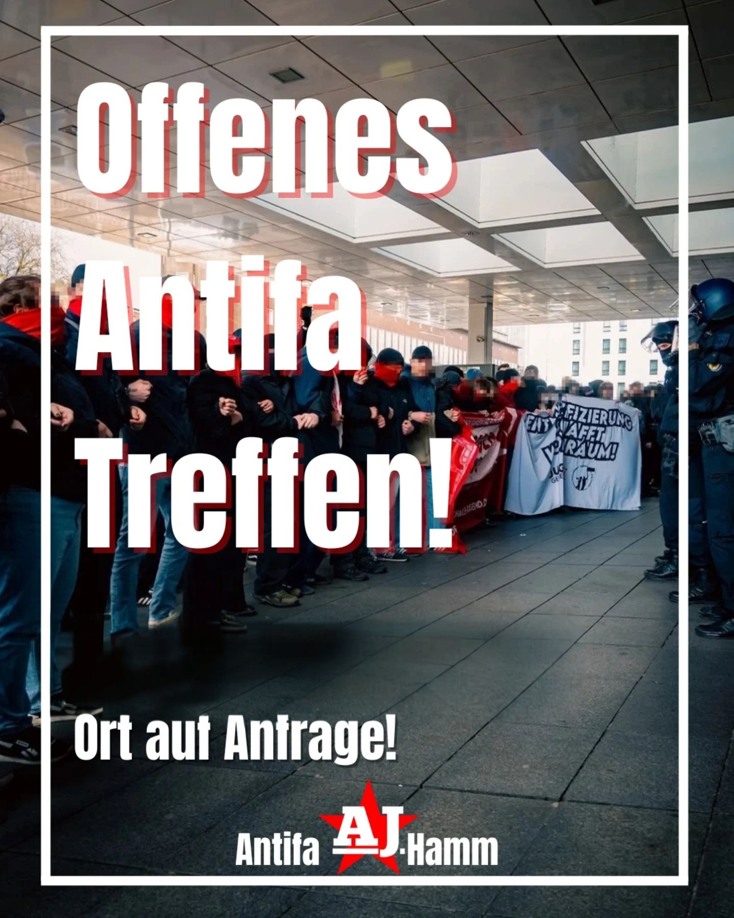 Plakat mit weißem Rahmen und großem Text 'Offenes Antifa Treffen!' über einem Foto von Menschenmenge bei Demonstration, unten Text mit Datum und Uhrzeit, Logo 'Antifa AJ Hamm' mit rotem Stern