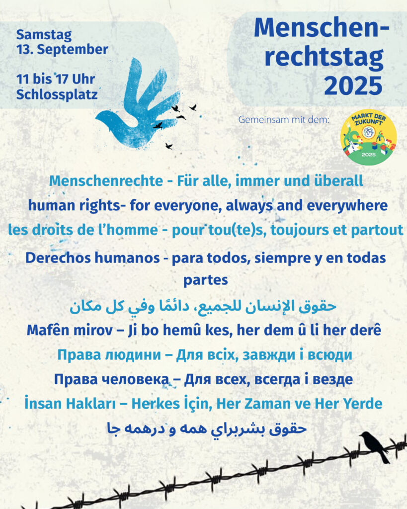 Plakat zum Menschenrechtstag 2025 mit einer blauen Hand, die Vögel fliegen lässt, und dem Slogan 'Menschenrechte - Für alle, immer und überall' in zehn Sprachen: Deutsch, Englisch, Französisch, Spanisch, Arabisch, Kurdisch, Ukrainisch, Russisch, Türkisch und Persisch.