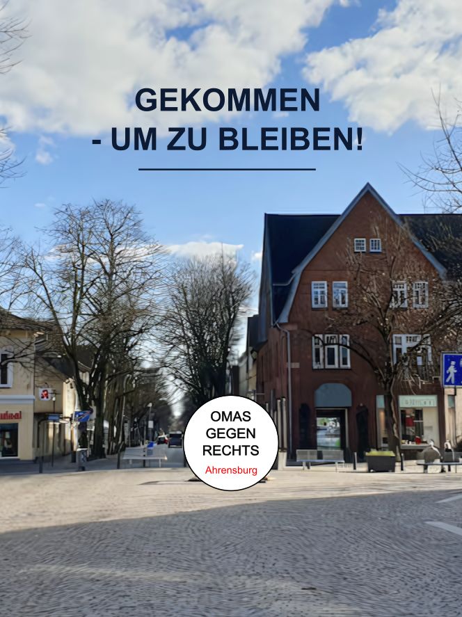 Plakat mit dem Schriftzug 'GEKOMMEN - UM ZU BLEIBEN!' über einem Stadtbild mit Häusern und Bäumen, darunter ein weißer Kreis mit 'OMAS GEGEN RECHTS Ahrensburg' in schwarzer und roter Schrift