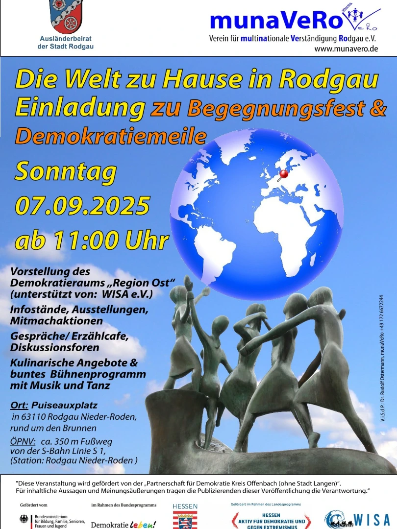 Plakat mit blauem Hintergrund und gelbem sowie orangefarbenem Text lädt zum Begegnungsfest und Demokratiemeile in Rodgau ein. Oben links das Wappen der Stadt Rodgau, oben rechts das Logo von munaVeRo mit Schriftzug. In der Mitte eine stilisierte Weltkugel in Blau und Weiß mit rotem Punkt auf Europa. Unten eine Skulptur von fünf tanzenden Figuren in Grau, die sich an den Händen halten.