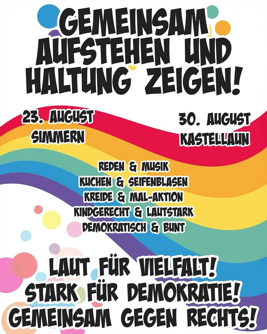 Plakat mit buntem Regenbogenmotiv und großen schwarzen Buchstaben: 'Gemeinsam aufstehen und Haltung zeigen!' sowie Aufzählung von Aktivitäten wie Reden, Musik, Kuchen, Seifenblasen, Kreide- und Malaktion, kindgerecht, lautstark, demokratisch und bunt. Slogans: 'Laut für Vielfalt! Stark für Demokratie! Gemeinsam gegen Rechts!'