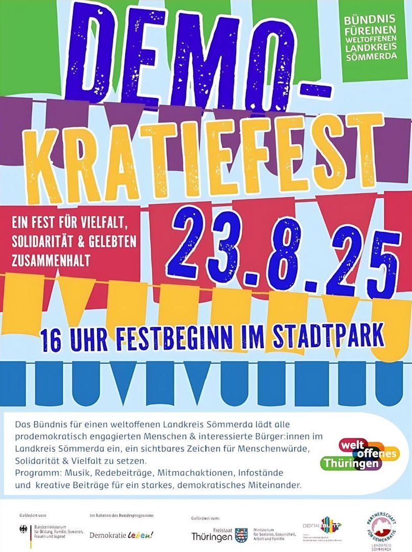 Plakat für das Demokratiefest am 23. August 2025 mit buntem, verspieltem Design und Schrift in Blau, Gelb und Rot. Überschrift 'Demokratiefest' in großen Buchstaben. Text: 'Ein Fest für Vielfalt, Solidarität & gelebten Zusammenhalt'. Veranstalter: Bündnis für einen weltoffenen Landkreis Sömmerda. Beginn 16 Uhr im Stadtpark. Programm mit Musik, Redebeiträgen, Mitmachaktionen, Infoständen und kreativen Beiträgen für ein demokratisches Miteinander.