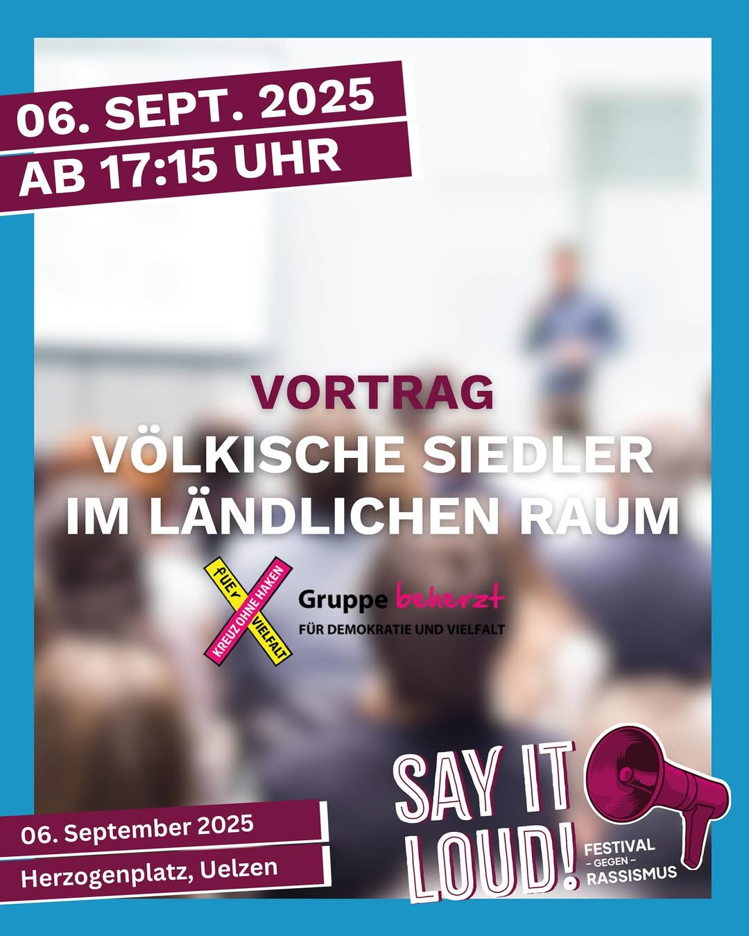Plakat mit blauem Rand und Text zu Vortrag 'Völkische Siedler im ländlichen Raum' von Gruppe beherzt für Demokratie und Vielfalt, mit Megafon-Symbol und Schriftzug 'Say It Loud! Festival gegen Rassismus'