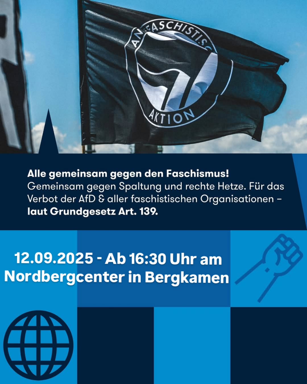 Plakat mit schwarzem Hintergrund und weißen Texten. Oben steht 'Alle gemeinsam gegen den Faschismus!' in großen Buchstaben. Darunter ein Symbol einer erhobenen Faust in Blau. Unten links steht 'Gemeinsam gegen Spaltung und rechte Hetze.' und rechts ein Hinweis auf das Verbot nach Grundgesetz Art. 139.