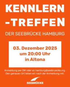 Plakat mit orangenem Hintergrund und weißer Schrift. Großer Text oben: 'Kennlern-Treffen der Seebrücke Hamburg'. Darunter in einem weißen Kasten: Datum 03. Dezember 2025 um 20:00 Uhr in Altona. Unten steht, dass Anmeldung per DM oder E-Mail an hamburg@seebruecke.org möglich ist und der genaue Ort nach der Anmeldung mitgeteilt wird. Am unteren Rand das Logo der Seebrücke.