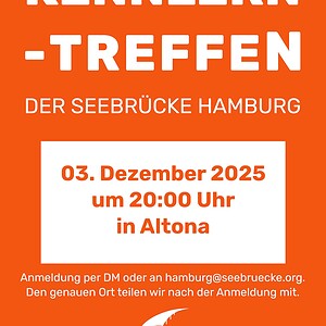 Plakat mit orangenem Hintergrund und weißer Schrift. Großer Text oben: 'Kennlern-Treffen der Seebrücke Hamburg'. Darunter in einem weißen Kasten: Datum 03. Dezember 2025 um 20:00 Uhr in Altona. Unten steht, dass Anmeldung per DM oder E-Mail an hamburg@seebruecke.org möglich ist und der genaue Ort nach der Anmeldung mitgeteilt wird. Am unteren Rand das Logo der Seebrücke.