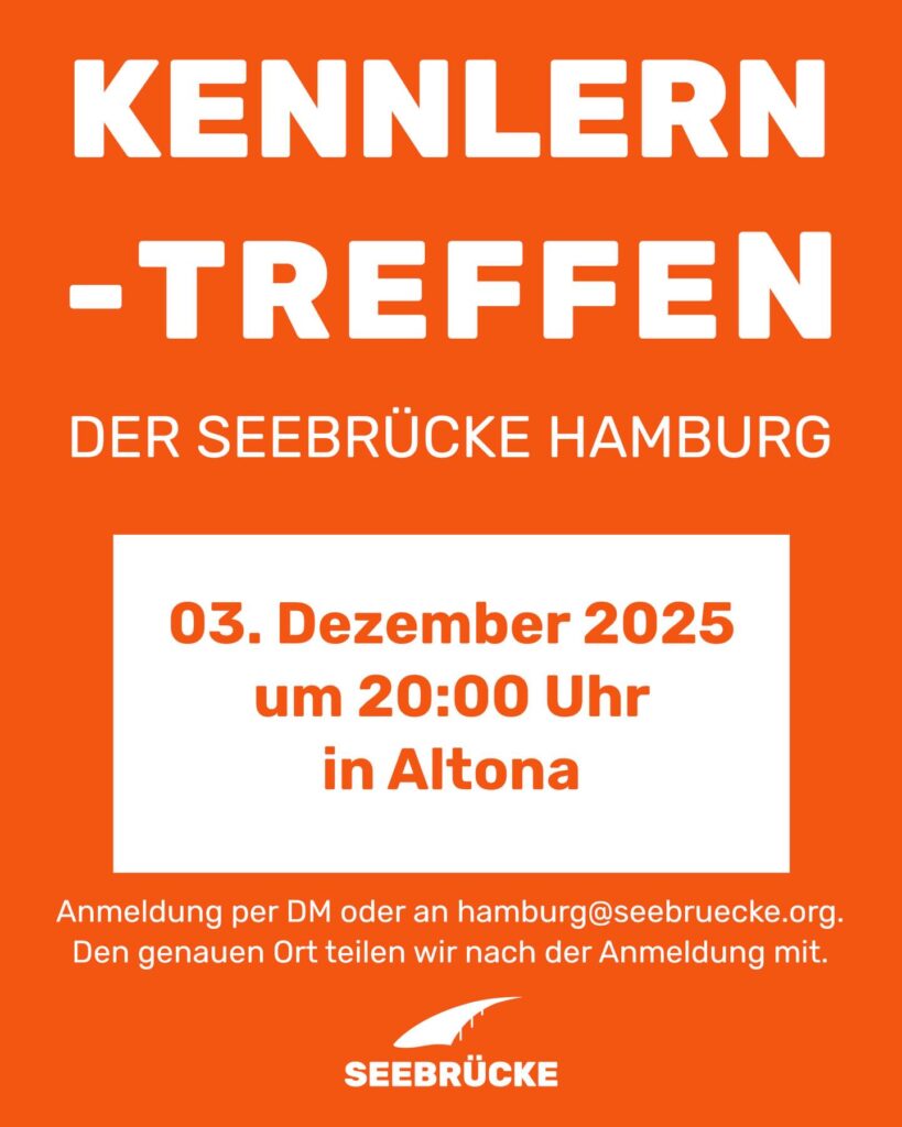 Plakat mit orangenem Hintergrund und weißer Schrift. Großer Text oben: 'Kennlern-Treffen der Seebrücke Hamburg'. Darunter in einem weißen Kasten: Datum 03. Dezember 2025 um 20:00 Uhr in Altona. Unten steht, dass Anmeldung per DM oder E-Mail an hamburg@seebruecke.org möglich ist und der genaue Ort nach der Anmeldung mitgeteilt wird. Am unteren Rand das Logo der Seebrücke.