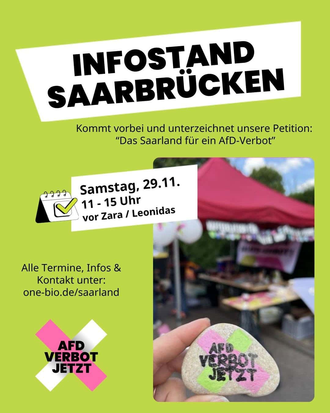 Plakat für Infostand in Saarbrücken mit grüner und pinkfarbener Gestaltung. Der Text lädt ein, eine Petition für ein Verbot der AfD zu unterschreiben. Ein Stein mit der Aufschrift 'AfD Verbot Jetzt' ist im Bild zu sehen.